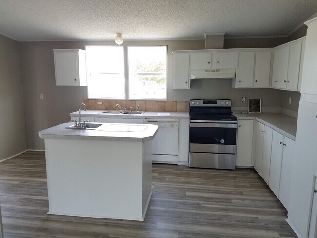 Foto del edificio - BIG 1,800 sq ft 3 Bedroom, 2 bath + office / den (could be a 4th bedroom)