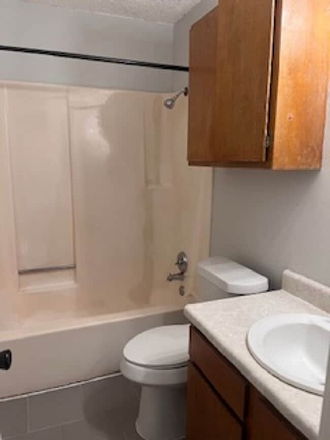 Building Photo - 2 Bedroom Duplex/Nov Move In Special $600 ...