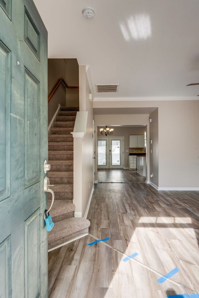Foto del edificio - Beautiful Lenox Village Townhome!