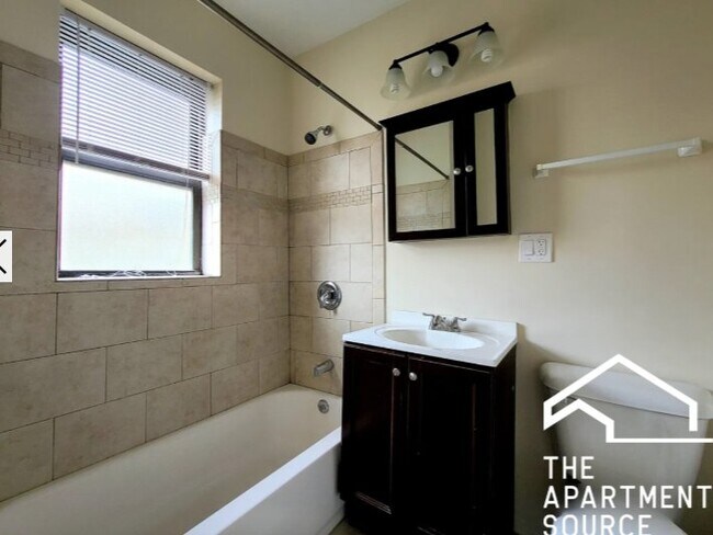 Foto del edificio - 3726 N Pine Grove Ave