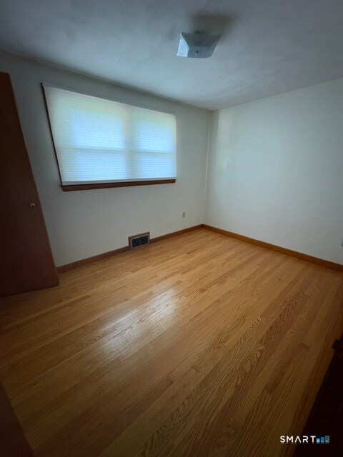Building Photo - 16 Botelle Manor