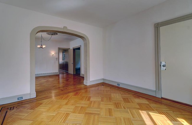 Building Photo - 132 Larch St
