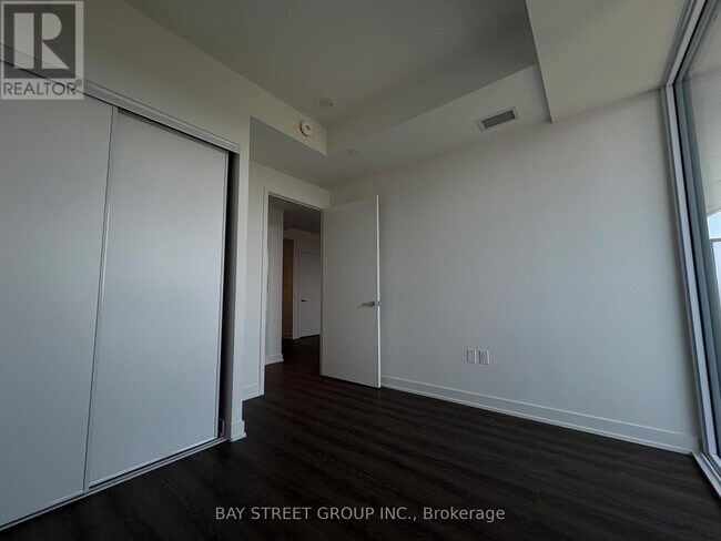 Photo du bâtiment - 448 Burnhamthorpe Rd W
