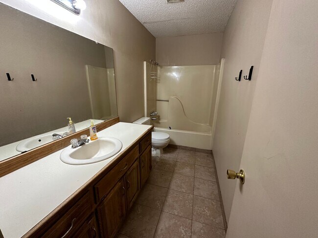 Foto del edificio - 603 Twin Oaks Dr