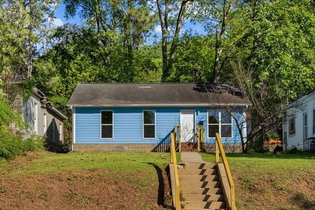 Building Photo - Beautifully Renovated 3 Bedroom 2 Bath Hom...