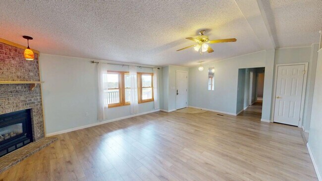 Building Photo - Modern home with space, Close to town with...