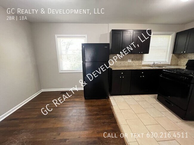 Building Photo - ***ATTACHED SFH / 2 BDRM / HARDWOOD FLOORI...