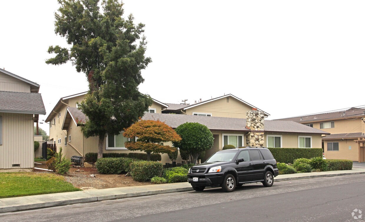 Building Photo - 890 Burbank Dr