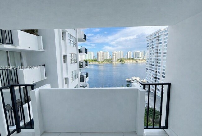 Foto del edificio - 2750 NE 183rd St