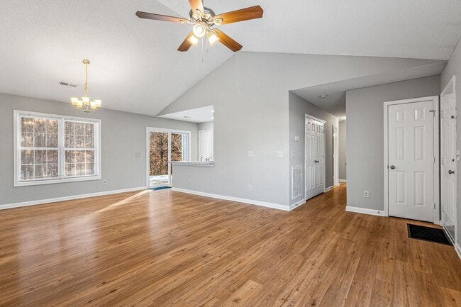 Foto del edificio - SW - Like New Home, Vaulted LR Ceiling, Fire Place, Wood Flooring, Several Updates!