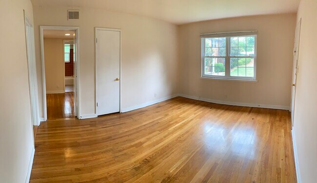 Foto del edificio - 1902 Courtney Dr