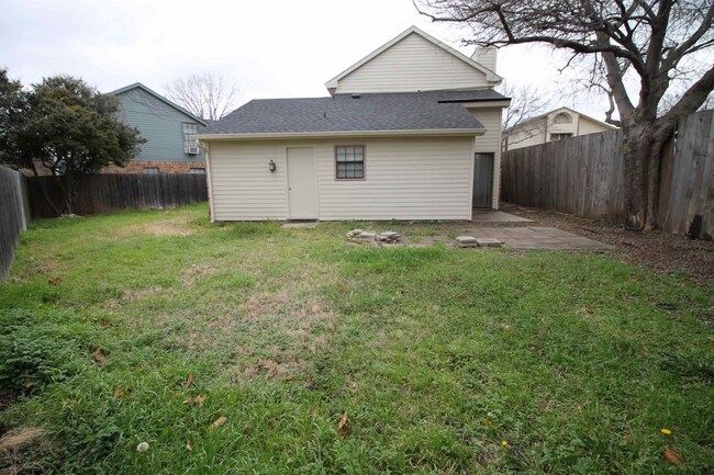 Building Photo - Come see this cute 2B House in a great location