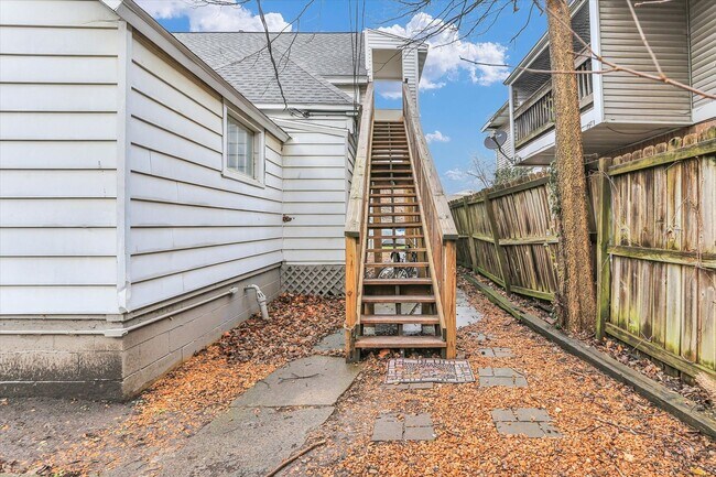 Building Photo - Beautifully Remodeled 1 Bedroom Located in...