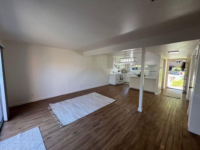 Foto del edificio - Charming 2-Story Condo on Greenbelt-$500 O...