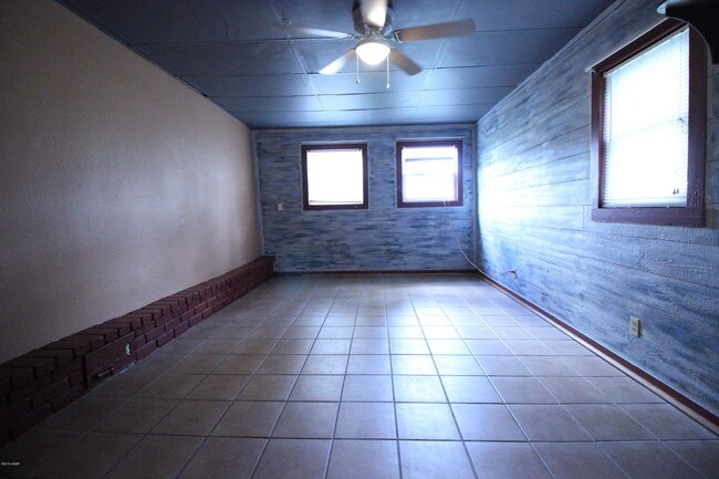 Foto del edificio - 1801 E Broadway St