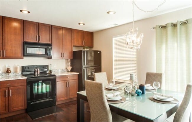 Building Photo - Beautiful 2 Bedroom Townhome in Thriving Erie Community