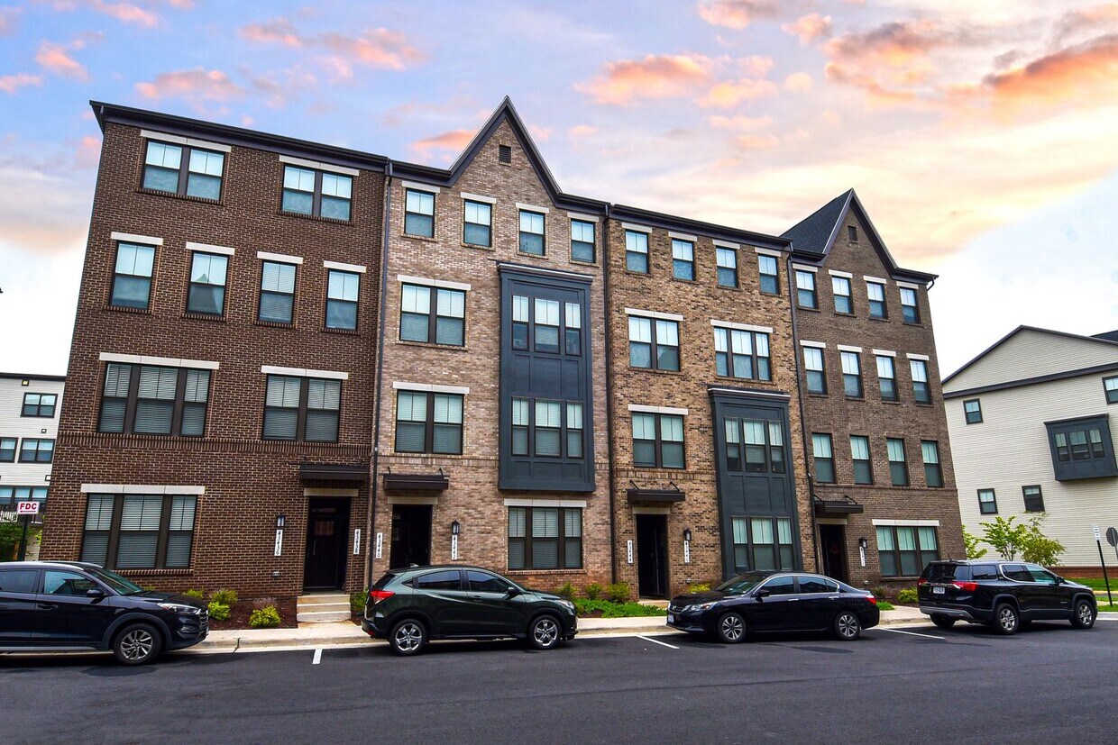 Foto principal - Location!! Like-New!! Convenience!!
