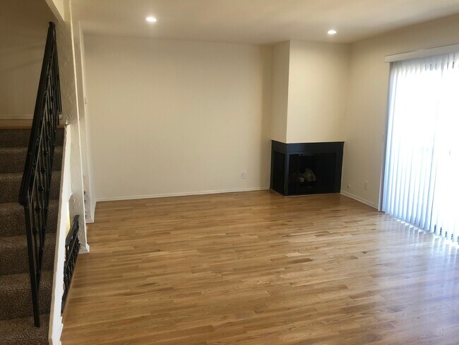 Living room - 718 N Kings Rd