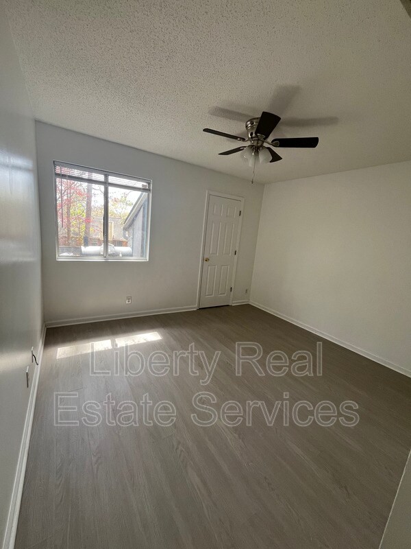 Building Photo - 910 Brett Dr