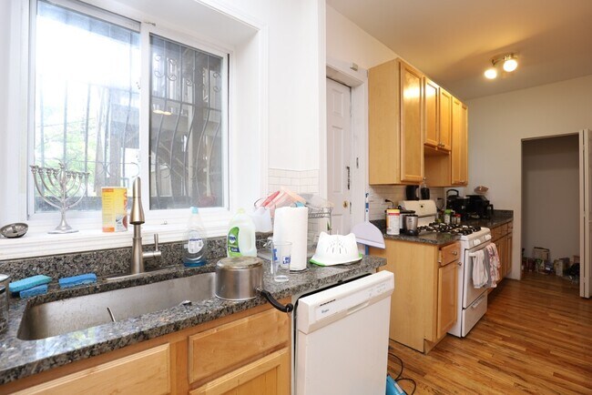 Foto del edificio - 1517 W Cornelia Ave