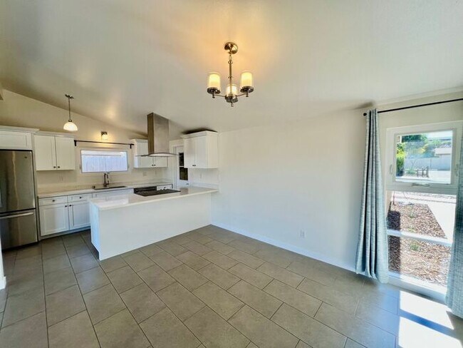 Foto del edificio - Charming 3-Bed, 2-Bath Home with Canyon Views & Attached Garage