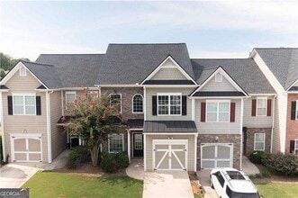 Building Photo - 17 Village Glen