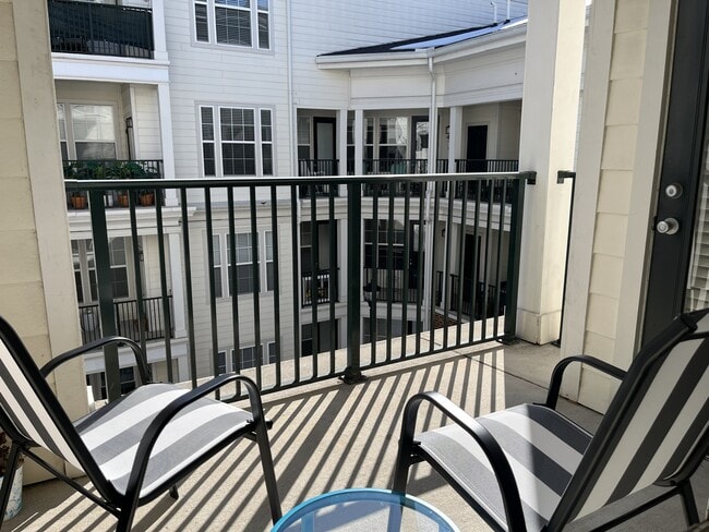 Building Photo - 27 Booth St