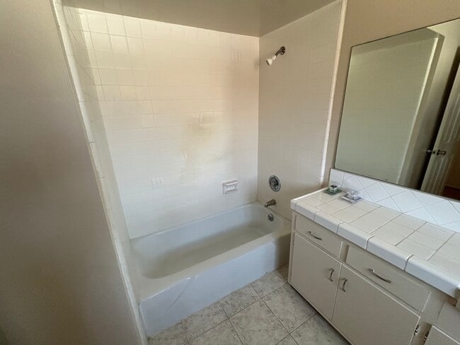 Bathtub - 147 Genoa St
