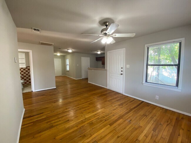 Foto del edificio - SEPTEMBER  HALF OFF First Month Rent
