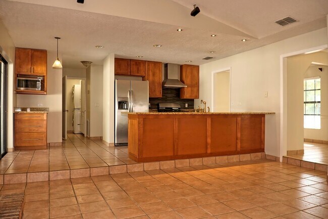 Building Photo - Upgraded Pool Home in Dr. Phillips