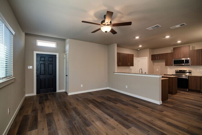 Foto del edificio - GORGEOUS 3 BEDROOM DUPLEX LOCATED IN MIDLO...