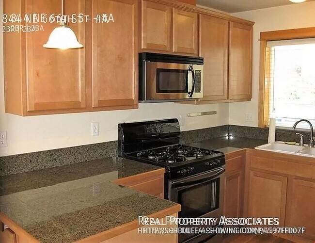 Building Photo - Townhome - 1/2 block to light rail - 1 car...