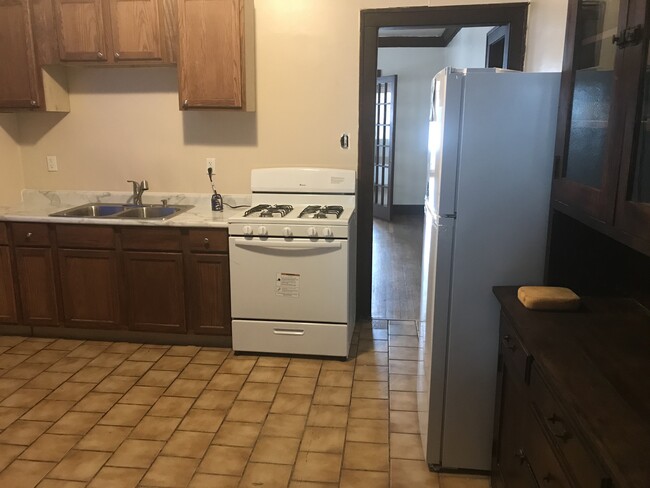 Kitchen - 1610 W 5th Ave