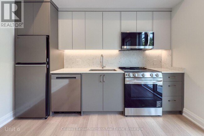 Building Photo - 14 Stevenson St N