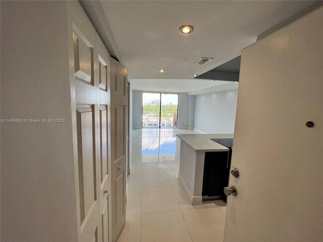 Foto del edificio - 2350 NE 135th St