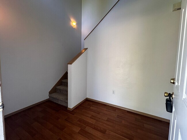 Building Photo - 421-423 Ecols St S
