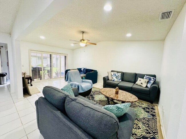 Foto del edificio - 5077 Forsythia St
