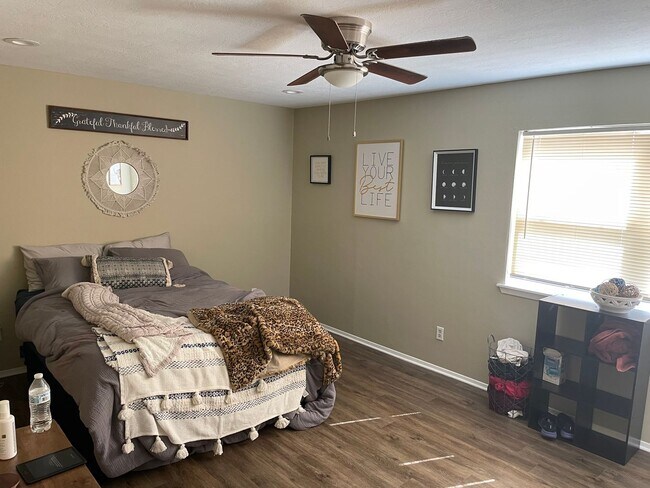 Building Photo - AVAILABLE JULY 2025 Spacious 2 Bed 2 Bath ...