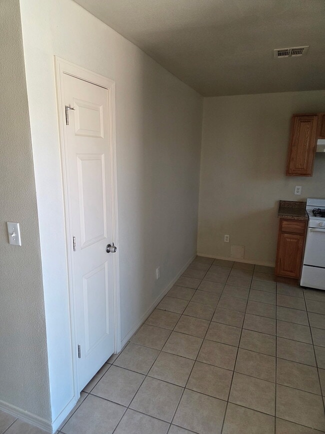 Dining area w Pantry - 331 Milton Rd