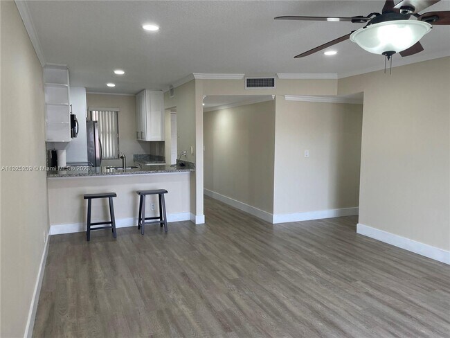 Foto del edificio - 8443 Royal Palm Blvd