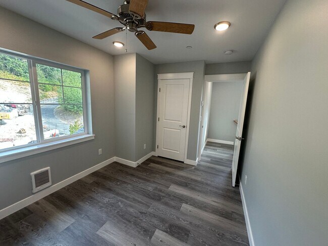 Building Photo - 3501 Sussex Dr