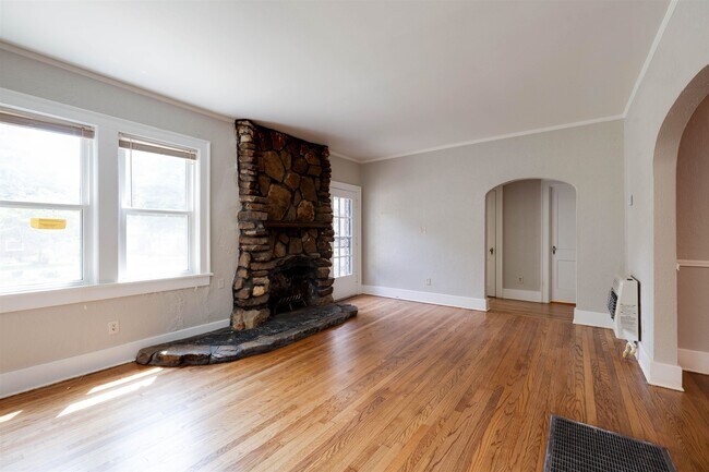 Building Photo - 519 S Reese St