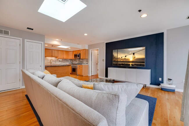 Building Photo - 321 Adams St