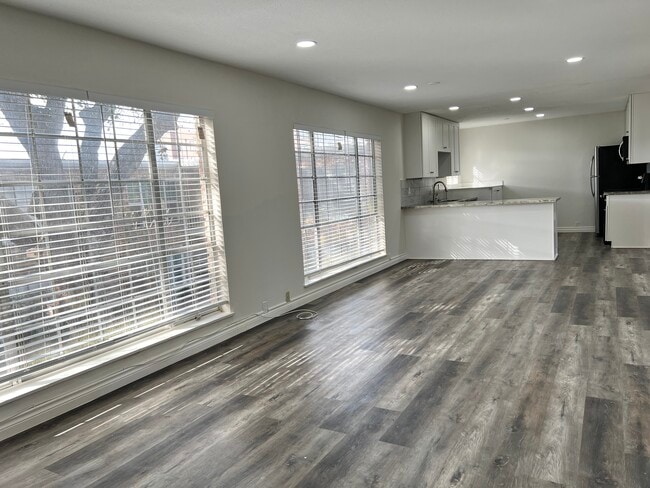 Building Photo - 2101 Fountain View Dr