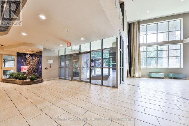 Photo du bâtiment - 551-551 Maple Ave