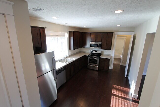 Building Photo - Luxury Finishes - Top-Floor Duplex Unit -- Mid-Town with a View