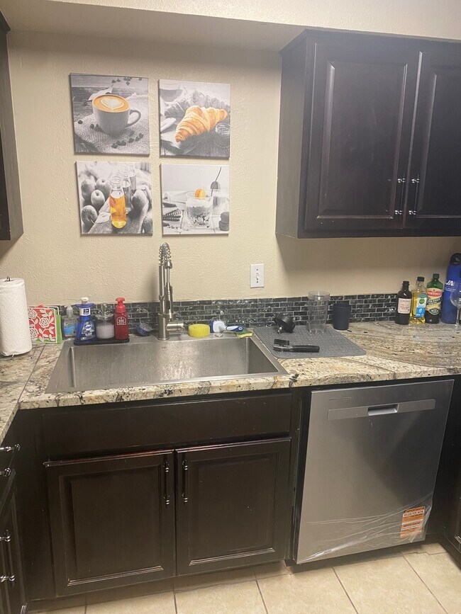 Foto del edificio - 3024 Tudor Ln
