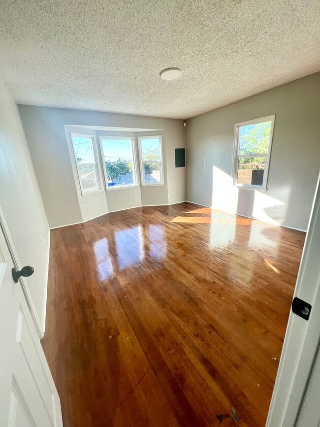 Foto del edificio - 4578 Logan Ave