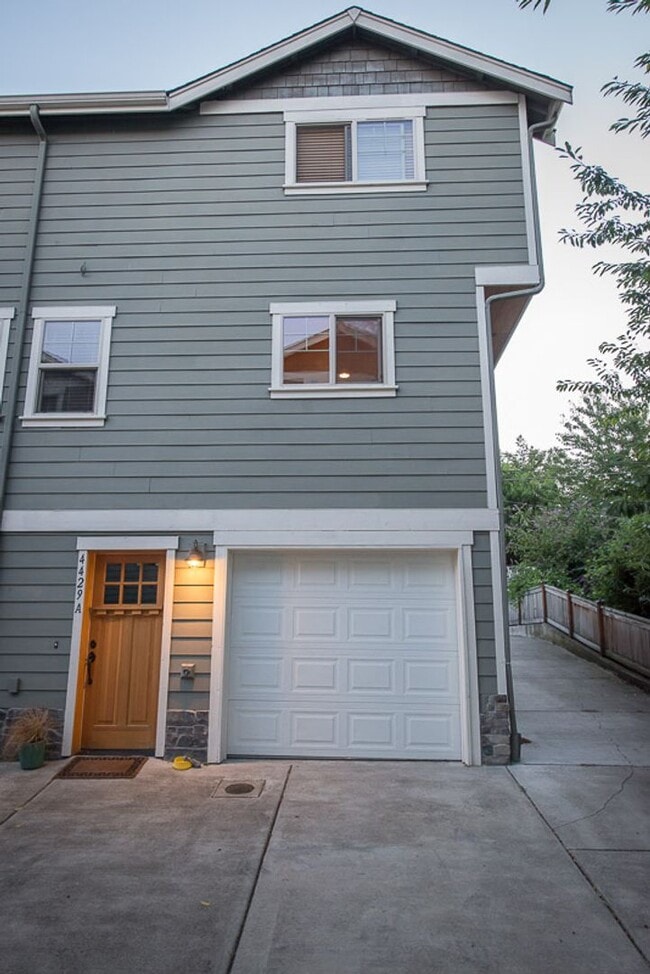 Building Photo - West Seattle Townhouse, Location Location ...