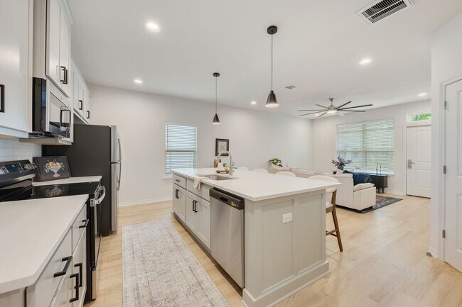 Building Photo - 208 Richards St